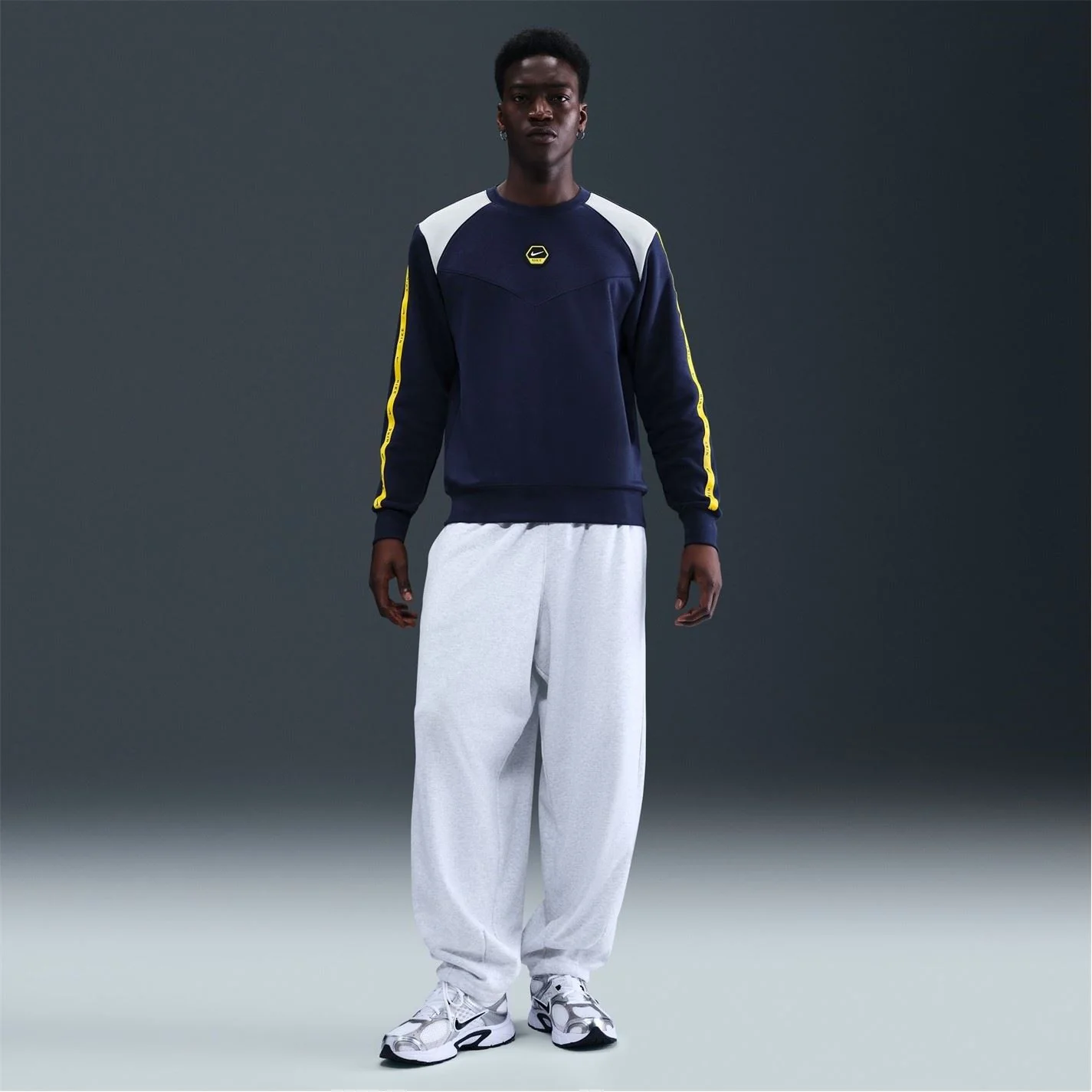 Nike Crew Neck Ribbed Collar Long Sleeve Raglan Sweatshirt - Image 10