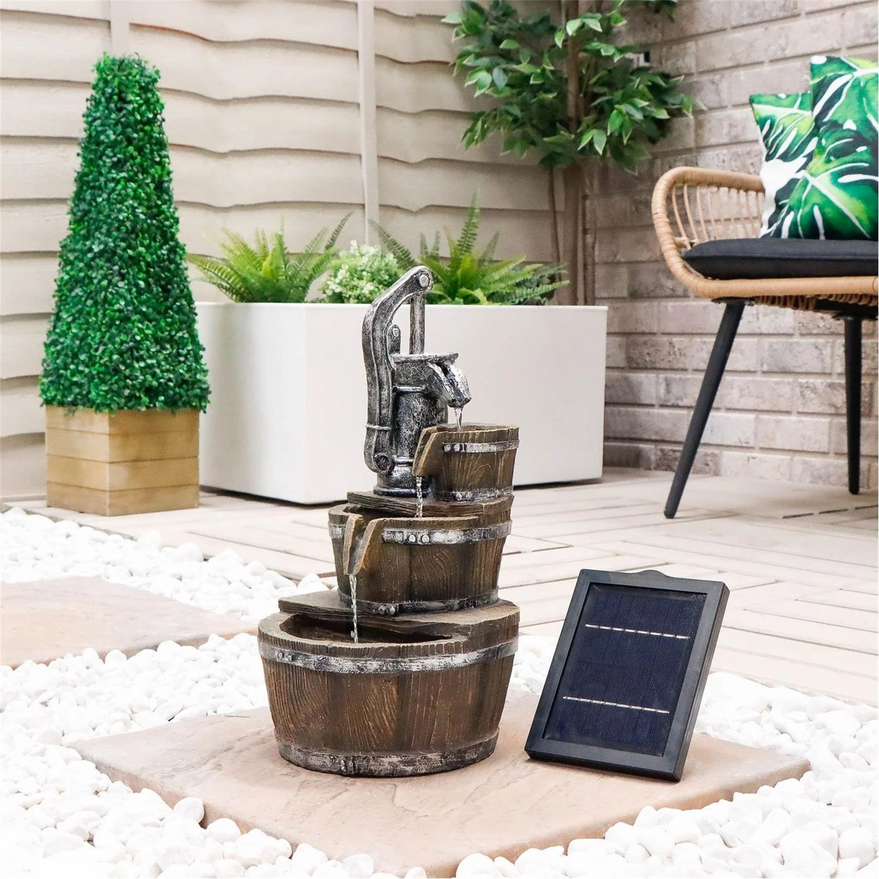 Streetwize Water Feature Traditional Pump And Buckets Fountain