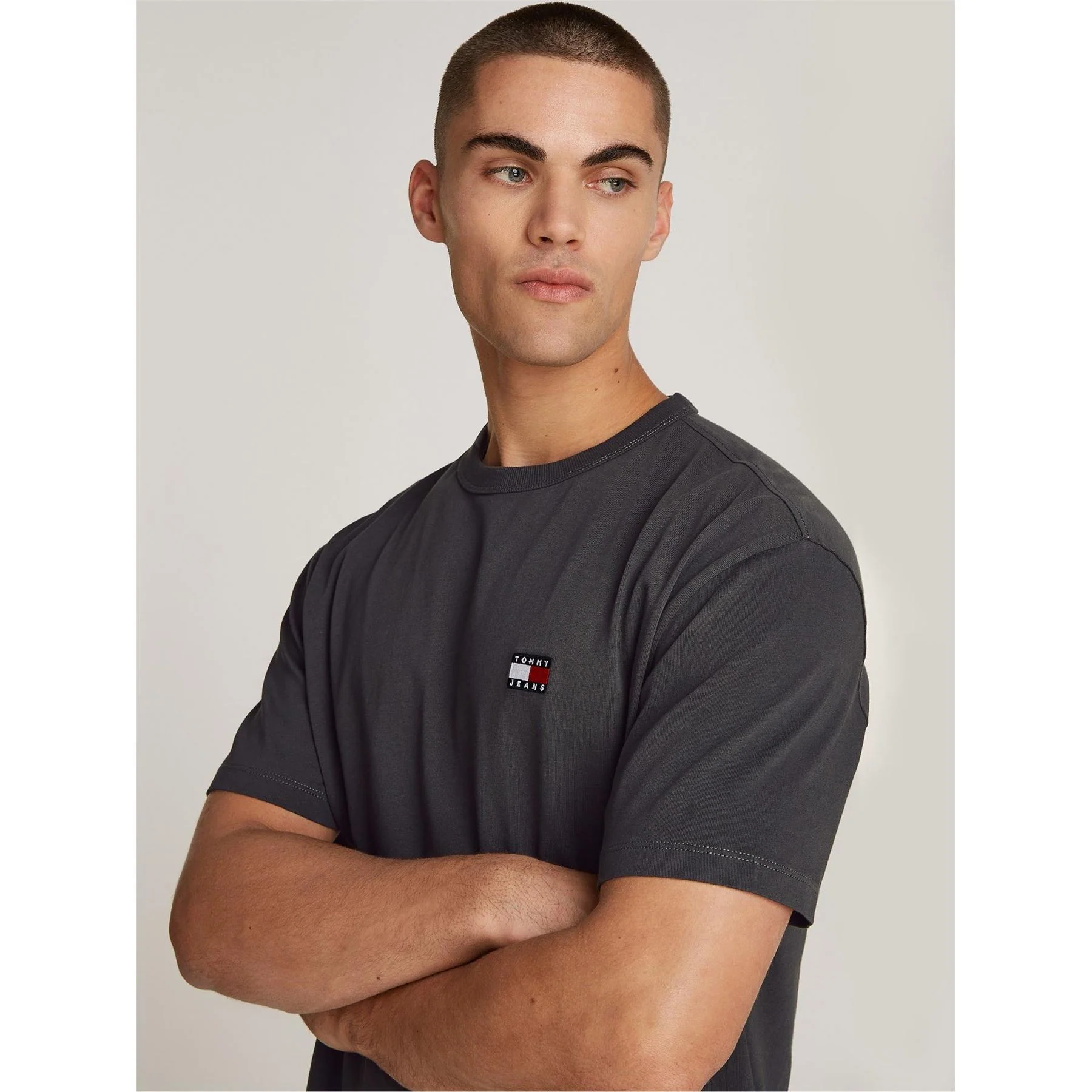 Tommy Jeans Tommy Small Badge T-Shirt - Image 30